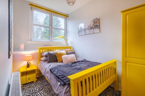 Ένα ή περισσότερα κρεβάτια σε δωμάτιο στο Ashvale Stay - SJA Stays - Unique 1 Bed Apartment
