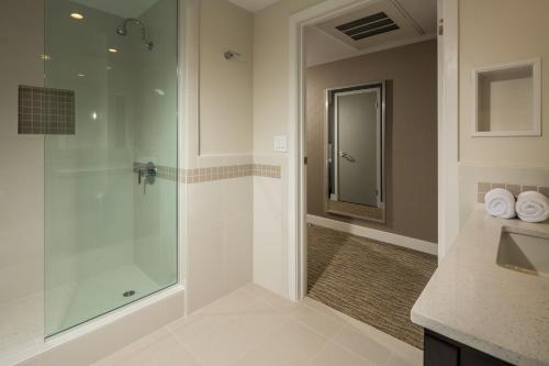 uma casa de banho com um chuveiro e um lavatório. em Hotel Aventura em Los Angeles