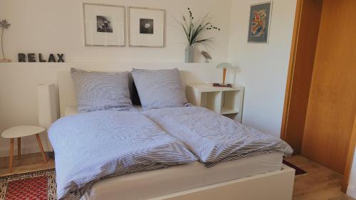 um quarto com uma cama com edredão e almofadas azuis em Am Diemelradweg em Warburg