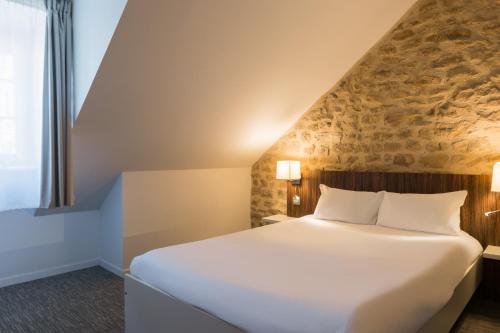 Un pat sau paturi într-o cameră la The Originals City, Hôtel Le Coeur d'Or, Sedan Est (Inter-Hotel)
