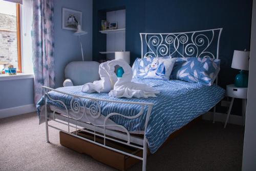 Un dormitorio con una cama con un cisne. en Beach House in Berwick Upon Tweed - 2 Double Bedrooms, en Spittal