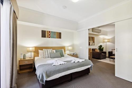 una camera da letto con un letto con asciugamani sopra di Prized Perth Retreat 1BDR a Perth