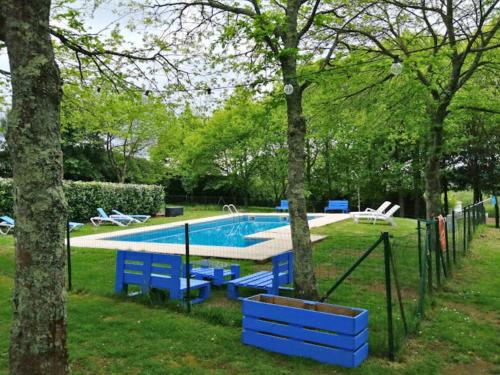BoimortoにあるCasa Boadoの公園内の青いベンチ付きスイミングプール