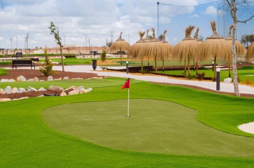 einen Golfplatz mit einer roten Flagge auf dem Grün in der Unterkunft Villa Eugenio - A Murcia Holiday Rentals Property in Torre-Pacheco