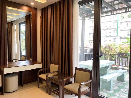 Pokój z biurkiem, krzesłami i oknem w obiekcie Solar Hotel w Ha Long