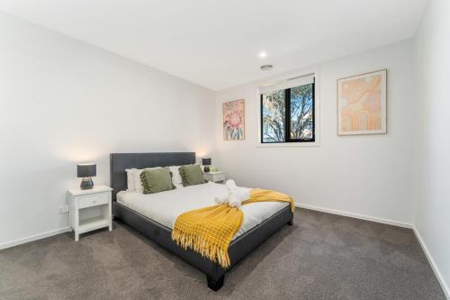1 dormitorio con cama y ventana en Coastal Elegance, Torquay, en Torquay