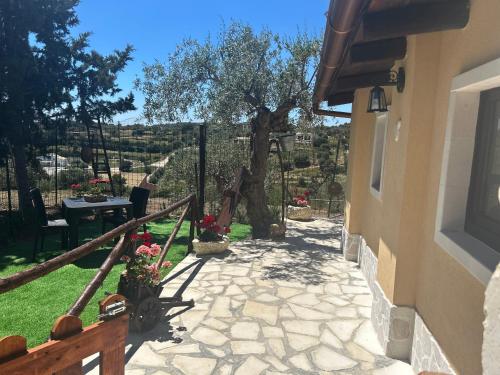 A garden outside "The Cottage"with sea view, parking & wifi