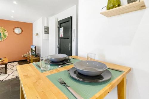 Photo de la galerie de l'établissement ZenBNB / Apricot / Parking privé / Balcon / Parc /, à Annemasse