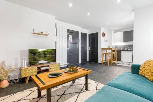 Photo de la galerie de l'établissement ZenBNB / Apricot / Parking privé / Balcon / Parc /, à Annemasse