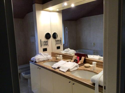 a bathroom with two sinks and a large mirror at Villa Moglietta in Albaretto Della Torre 