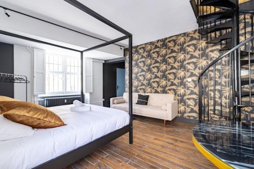 une chambre avec un grand lit et un escalier dans l'établissement Chambellan des Ducs - caractère et central, à Dijon