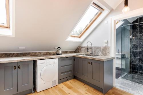 a bathroom with a sink and a shower at 4 bed 3 bath refurbished Norbury Apt in Thornton Heath