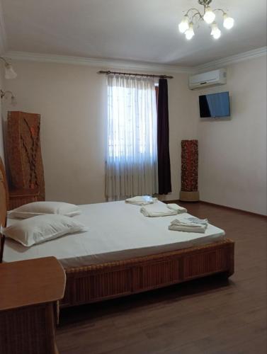 Llit o llits en una habitació de Hotel Old Kayaran