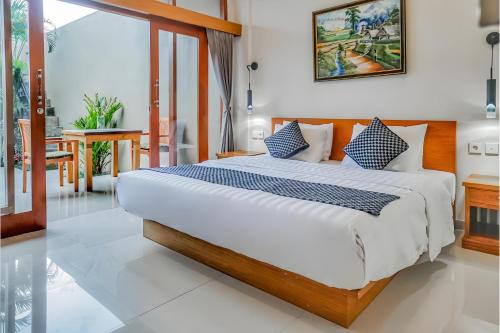 Кровать или кровати в номере Belvilla 93801 Alana Villa Near Central Ubud