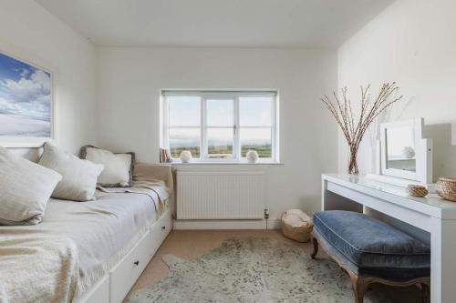 A seating area at The Cottage at Maugersbury - Idyllic Cotswold's cottage with unobstructed views