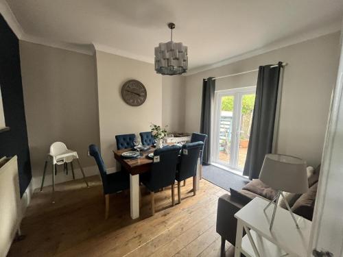 a living room with a dining room table and chairs at Stunning 2-Bed Apartment in Shoreham-by-Sea in Shoreham-by-Sea