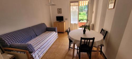 sala de estar con mesa y sofá en Bilocali con Giardino Via Sivori en Bonassola