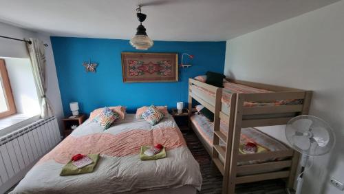 um quarto com 2 beliches e uma parede azul em Calla Retreat em Vezenkovo