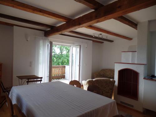 ein Wohnzimmer mit einem Tisch und einem Kamin in der Unterkunft Holiday Home Sonnenhaus in Svečina