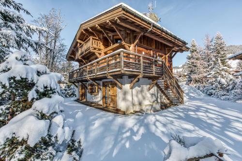 une cabane en rondins dans la neige dans l'établissement Chalet Eisstock, à Megève