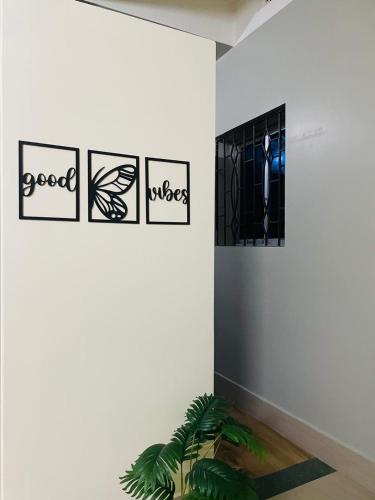 ein Zimmer mit vier Bildern an der Wand und einer Pflanze in der Unterkunft Renade Leisure Stay in Agartala