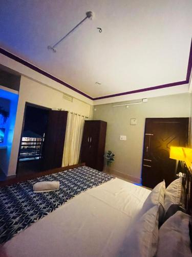 ein Schlafzimmer mit einem Bett in einem Zimmer in der Unterkunft Renade Leisure Stay in Agartala