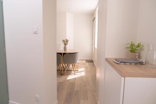 - une chambre avec une table et une petite table dans l'établissement La Vie En Gîte (Le Cosy), à Sainte-Florence