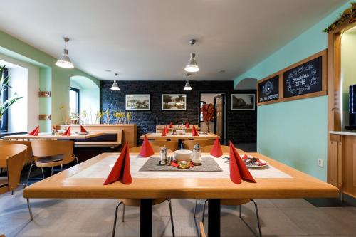 a restaurant with a table with red napkins on it at Penzion a Apartmány Daro in Boží Dar