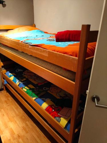 a bedroom with two bunk beds in a room at Appartement voor gezin in Middelkerke
