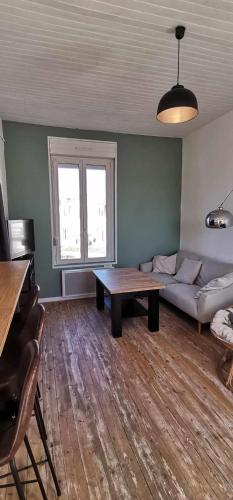 un salon avec un canapé et une table dans l'établissement Jolie Duplex à deux pas de la plage, à Berck-sur-Mer