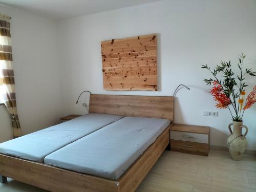 um quarto com uma cama com uma tábua na parede em Ferienhaus/Bungalow Monheimer Alb barrierefrei em Monheim