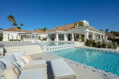 une image d'une maison avec une piscine dans l'établissement Villa Azur, Nueva Andalucia, Marbella, à Marbella