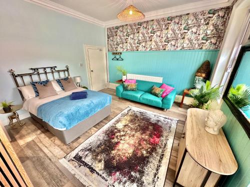 una camera con letto e divano di Blue Buddha - Lemur Lodge - NEW MANAGEMENT 2024 - Bath in Bedroom with En-Suite - Short Stroll to the Beach! a Bournemouth