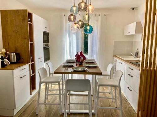 une cuisine avec une table et des chaises dans une pièce dans l'établissement Eucalyptus Villa 29, à Argelès-sur-Mer