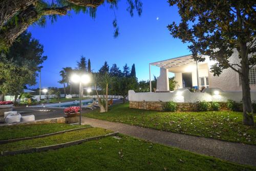 Una casa con luces en un parque por la noche en Villa Bianca, en Cozzana