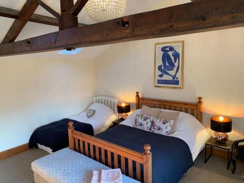 BinghamにあるThe Stables, quiet & central to Binghamの部屋にベッドが2つある寝室