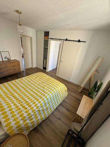 a room with a large bed in a room at Appartement centre historique in Narbonne