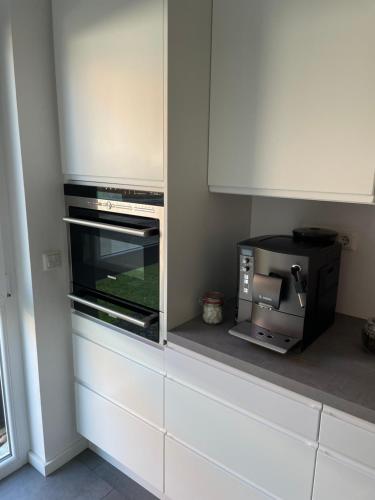 a kitchen with a microwave and a toaster oven at Ferienwohnung am Wartturm in Besigheim