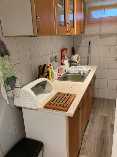 Kuchyň nebo kuchyňský kout v ubytování Balatonszéplaki nyaraló