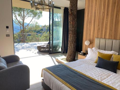 um quarto com uma cama e uma porta de vidro deslizante em Scappa Resort em ‘Ajaltūn
