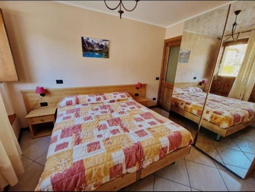 een slaapkamer met 2 bedden en een bureau bij Appartamento a Bardonecchia in Bardonecchia