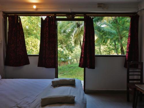 Wild Grass Resort في ميناء بلير: غرفة نوم بسرير ونافذة كبيرة