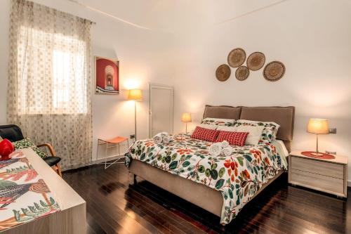 - une chambre avec un lit et une table avec deux lampes dans l'établissement La Casa Bianca, à Ostuni