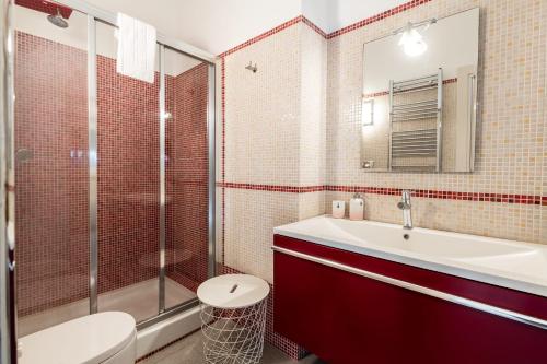 a bathroom with a toilet and a sink and a shower at La Casa Bianca in Ostuni