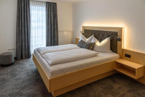 מיטה או מיטות בחדר ב-Ferienwohnungen Reiter