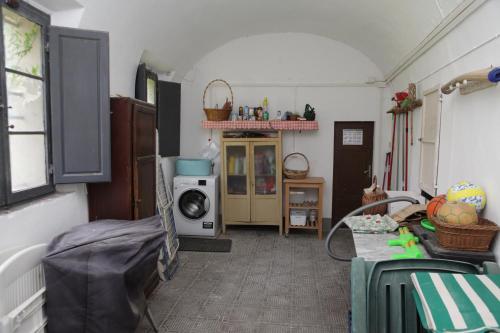 ein Wohnzimmer mit einer Mikrowelle und einem Tisch in der Unterkunft Villa Coli in Calci