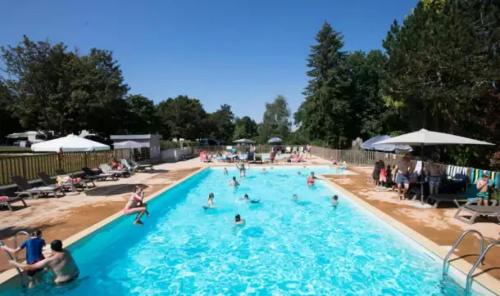 un grupo de personas en una piscina en Chalet 4 étoiles - Parc aquatique - eecgcf, en Écuras