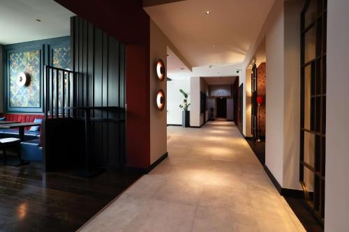 a hallway of a hotel with a long hallway at Best Western Plus Hotel St. Raphael in Hamburg