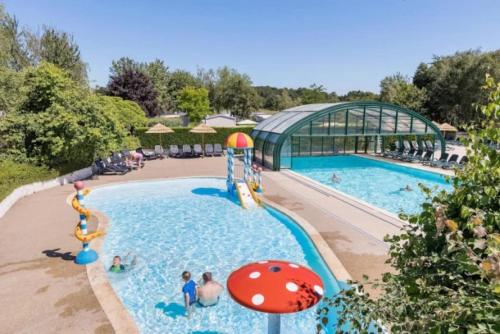 Vernioz的住宿－Mobilhome 4 étoiles - Parc aquatique - eeeaah，度假村的游泳池,人们在里面玩耍