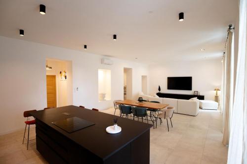 een woonkamer met een tafel en een bank bij Appartement 120m2 in Aubenas